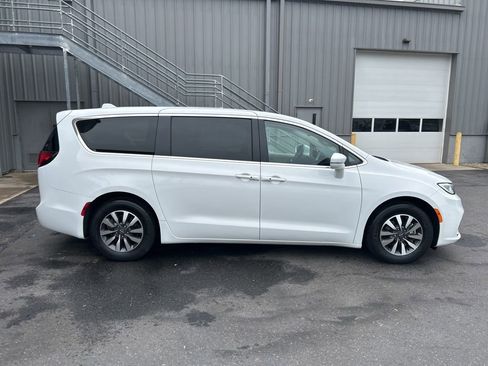Used 2022 Chrysler Pacifica Touring-L FWD image 2
