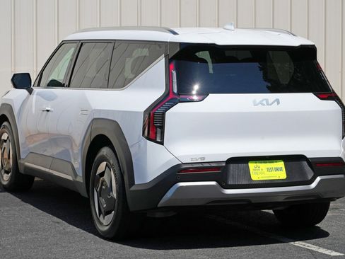 Used 2026 Kia EV9 Wind AWD/4WD image 59