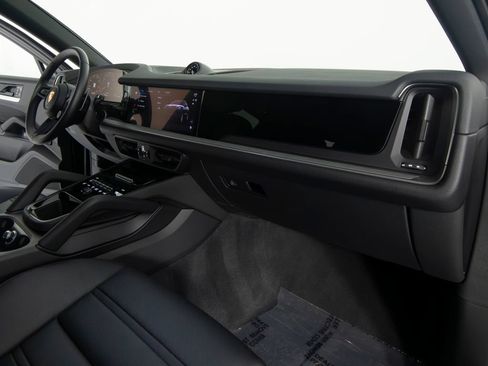 Certified 2026 Porsche Cayenne Coupe AWD/4WD image 32