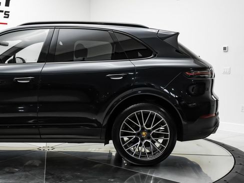 Used 2023 Porsche Cayenne w/ Premium Package AWD/4WD image 18