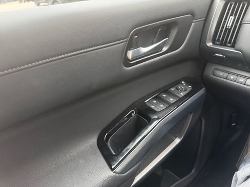 Certified 2025 Nissan Pathfinder SL FWD image 32