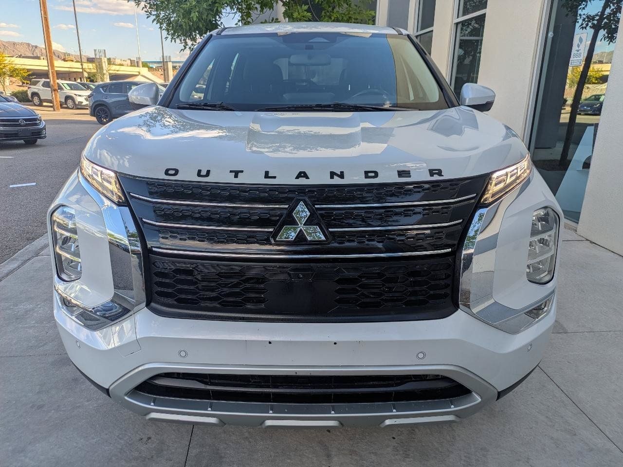 Used 2023 Mitsubishi Outlander SE FWD image 2
