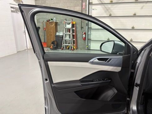 New 2026 Volkswagen Taos SE image 12