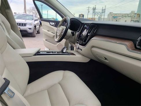 Used 2022 Volvo XC60 B5 Momentum image 18