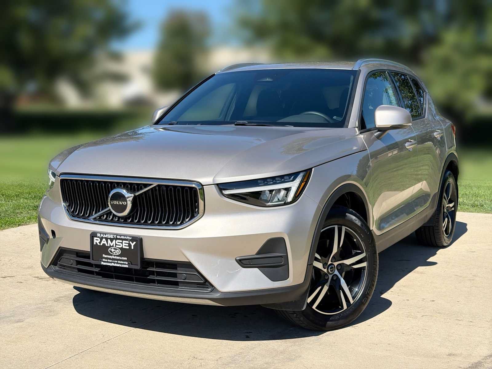Used 2023 Volvo XC40 B5 Core w/ Convenience Package AWD/4WD image 1