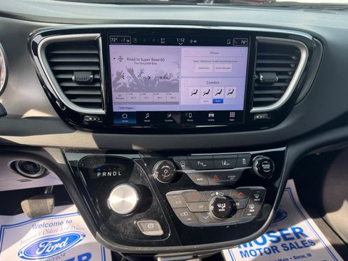 Used 2025 Chrysler Pacifica Select image 16