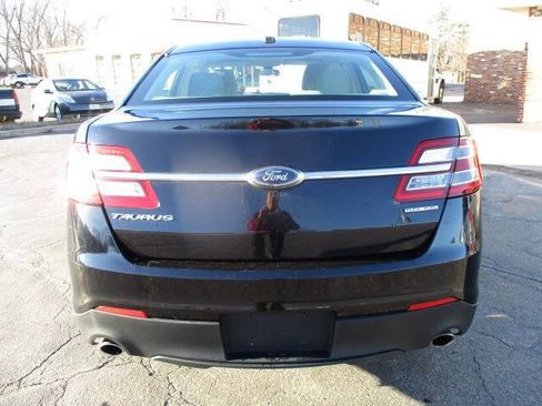Used 2017 Ford Taurus SE image 4