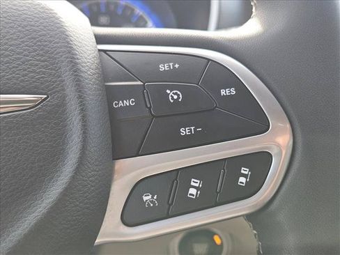 Used 2023 Chrysler Pacifica Touring-L FWD image 11