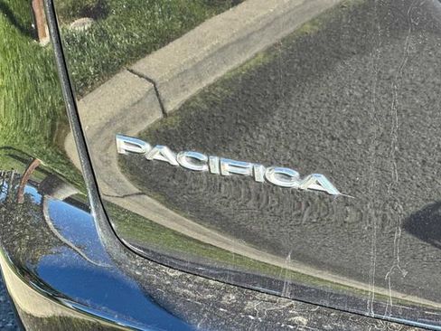 Used 2024 Chrysler Pacifica Touring-L image 9
