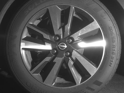 Used 2025 Nissan Versa SV w/ Trunk Package image 12