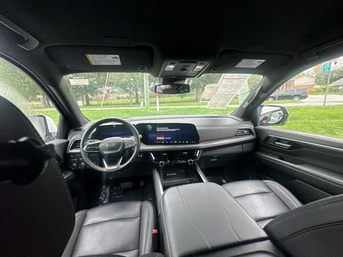 Used 2025 Chevrolet Suburban Z71 AWD/4WD image 11