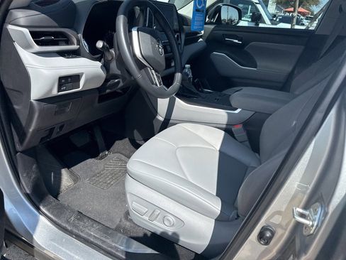 Used 2023 Toyota Highlander XLE image 6
