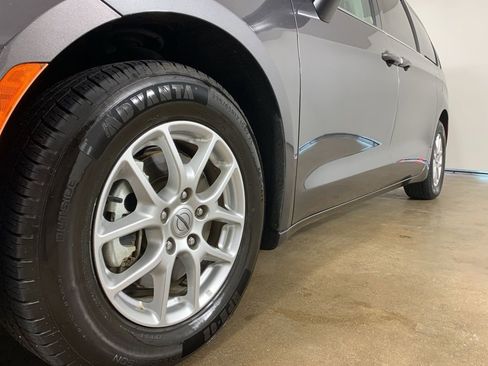 Used 2023 Chrysler Pacifica Touring-L FWD image 2