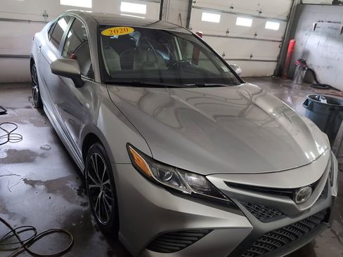 Used 2020 Toyota Camry SE FWD image 2