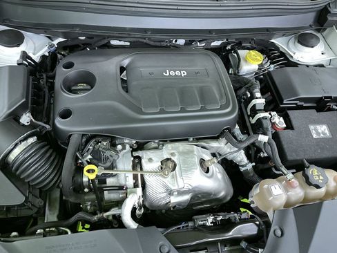 Used 2019 Jeep Cherokee Overland w/ Technology Group image 31