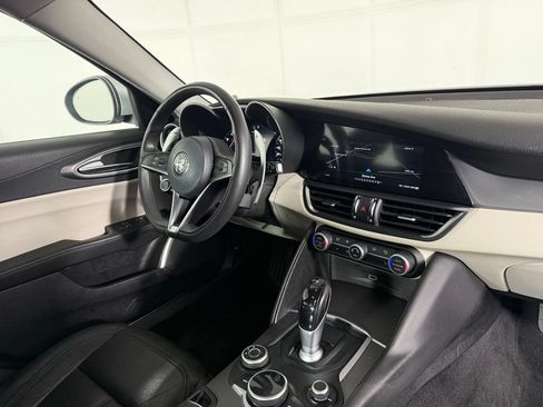 Used 2018 Alfa Romeo Giulia AWD image 25
