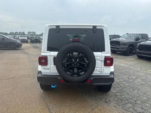 Used 2023 Jeep Wrangler Unlimited Sahara w/ Cold Weather Group AWD/4WD image 7