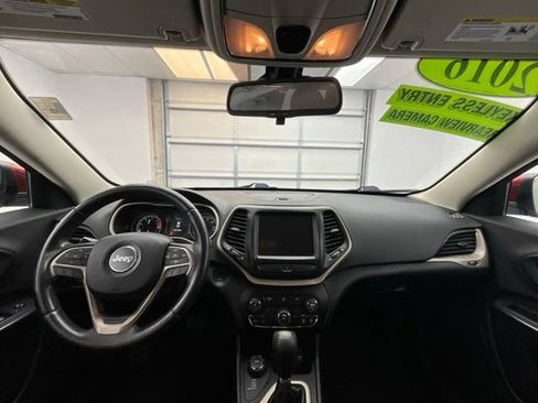 Used 2016 Jeep Cherokee Latitude AWD/4WD image 2