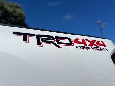 Certified 2018 Toyota Tacoma TRD Off-Road AWD/4WD image 10