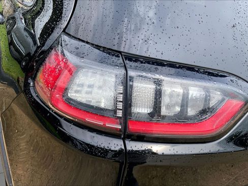 Used 2019 Jeep Cherokee Limited AWD/4WD image 28