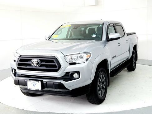 Certified 2022 Toyota Tacoma SR5 AWD/4WD image 2