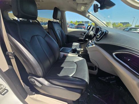 Used 2024 Chrysler Pacifica Limited FWD image 10