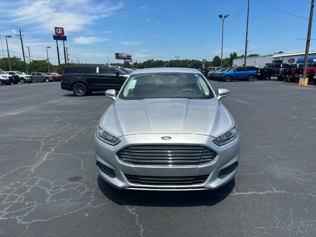 Used 2015 Ford Fusion SE FWD image 2