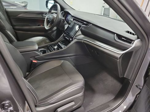 Used 2025 Jeep Grand Cherokee Altitude image 23