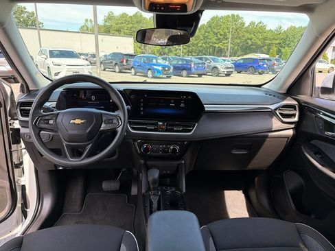 Used 2025 Chevrolet TrailBlazer LT AWD/4WD image 8