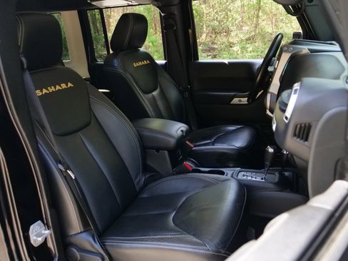 Used 2015 Jeep Wrangler Unlimited Sahara w/ Connectivity Group AWD/4WD image 40