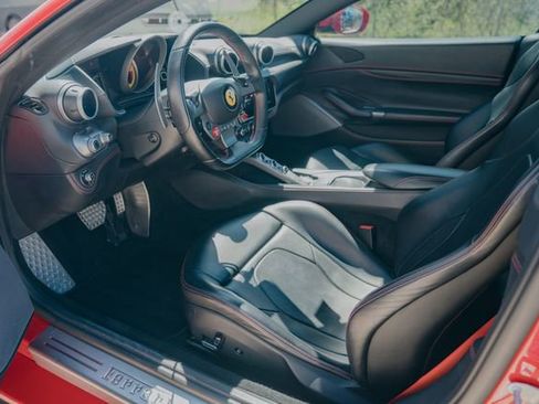 Used 2019 Ferrari Portofino RWD image 13