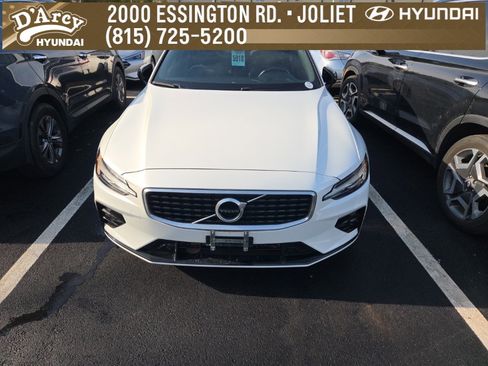 Used 2019 Volvo S60 T6 R-Design image 1
