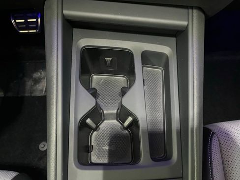 Certified 2025 Volkswagen Tiguan SE R-Line image 17