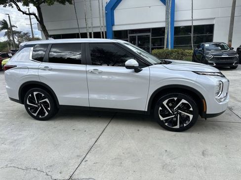 Used 2024 Mitsubishi Outlander SE image 39