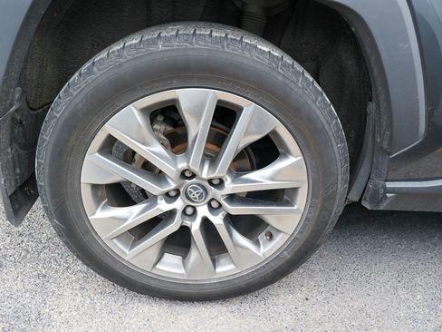 Used 2020 Toyota RAV4 XLE Premium FWD image 13