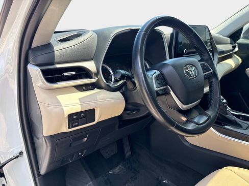 Used 2023 Toyota Highlander XLE FWD image 18