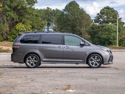 Used 2018 Toyota Sienna SE image 4