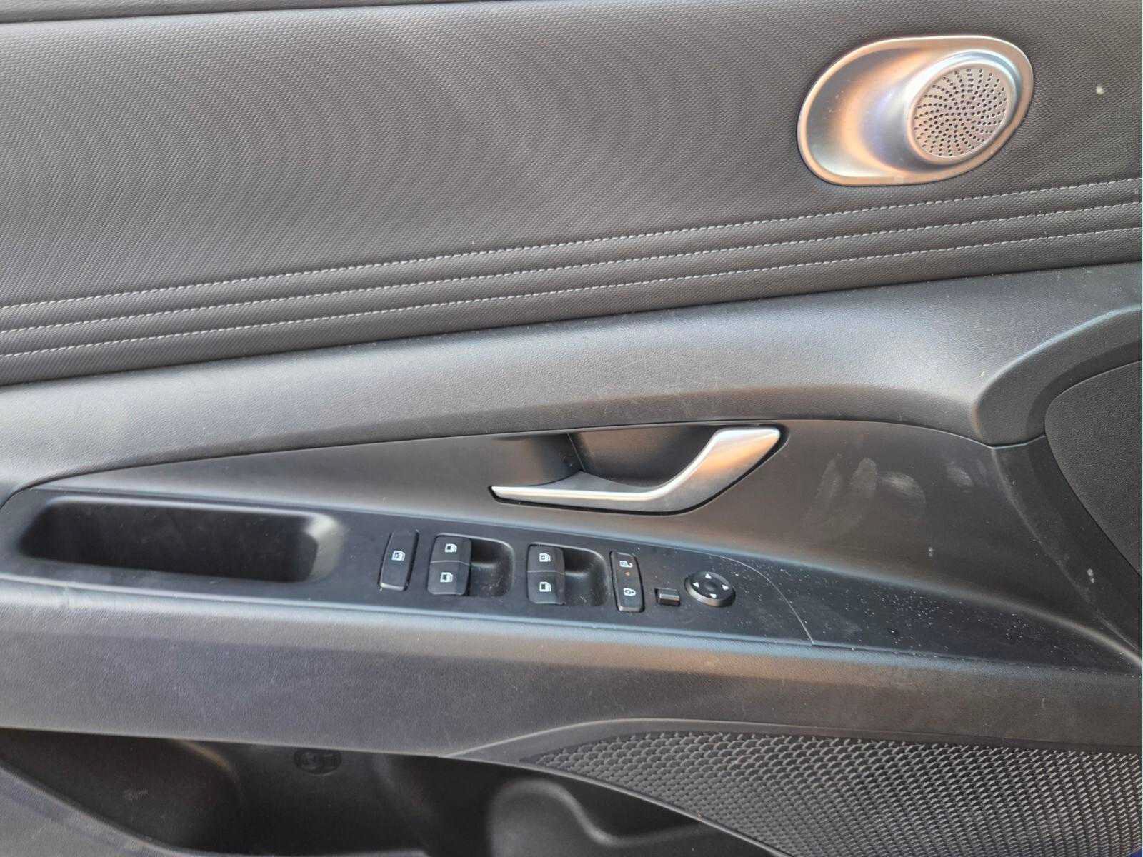 Used 2025 Hyundai Elantra SEL FWD image 20