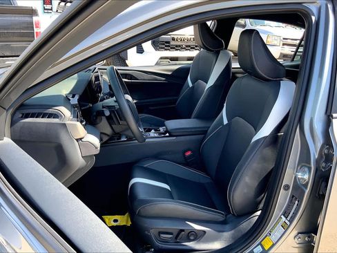 Used 2025 Toyota Camry SE w/ Convenience Package image 8