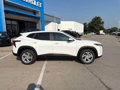 New 2026 Chevrolet Trax LS w/ LS Convenience Package FWD image 2