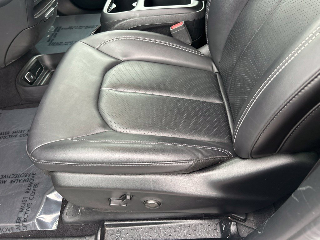 Used 2025 Chrysler Pacifica Select FWD image 18