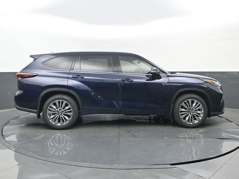 New 2026 Toyota Highlander Platinum AWD/4WD image 2