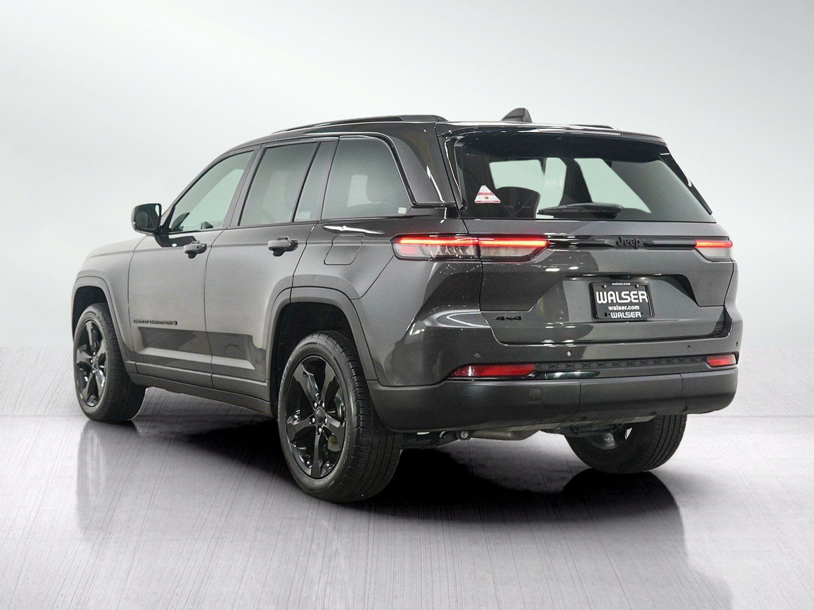 Used 2023 Jeep Grand Cherokee Altitude AWD/4WD image 3