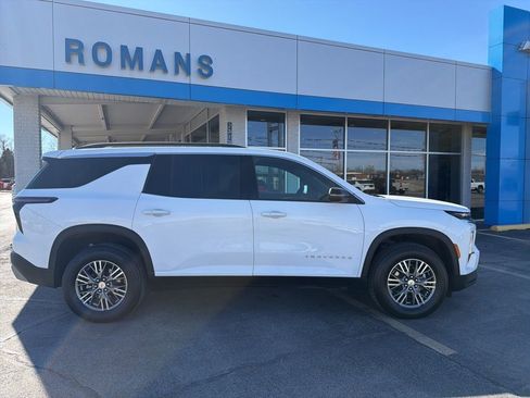 Used 2025 Chevrolet Traverse LT image 2