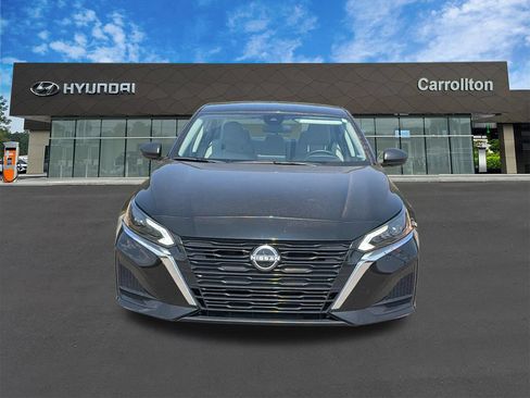 Used 2025 Nissan Altima 2.5 SV FWD image 2