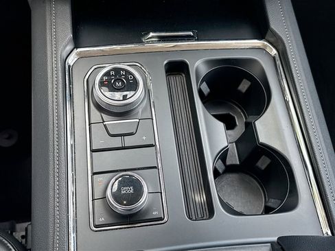 Used 2024 Ford Expedition Max XLT image 18