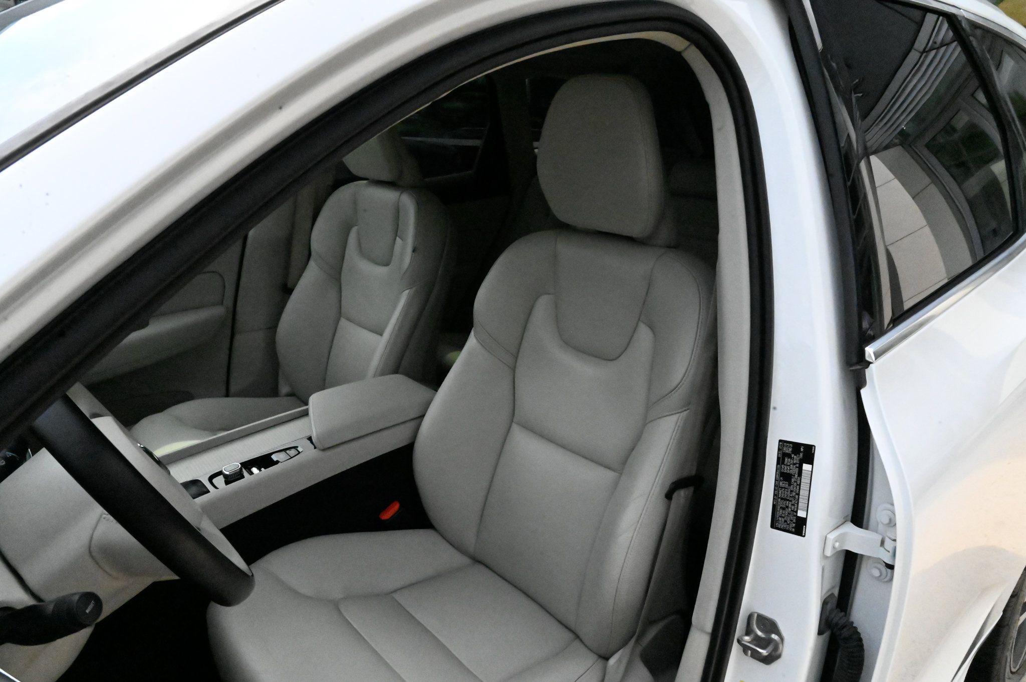 Used 2019 Volvo XC60 T5 Momentum w/ Multimedia Package AWD/4WD image 19