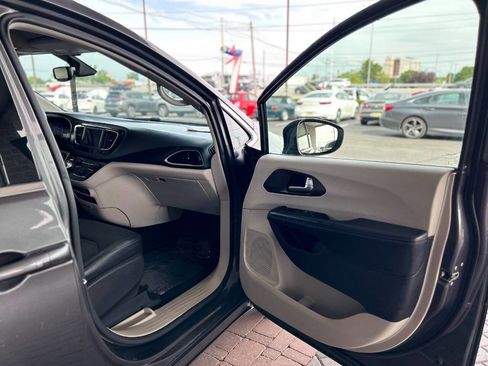Used 2019 Chrysler Pacifica Touring-L FWD image 44