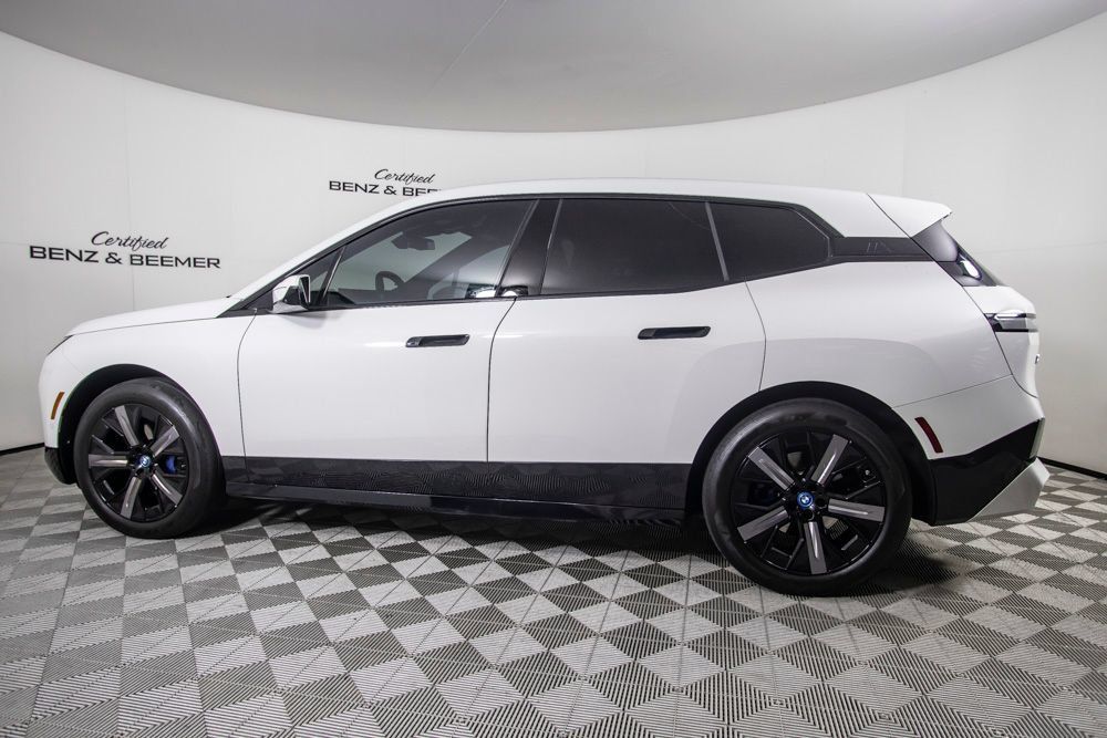 Used 2024 BMW iX xDrive50 w/ Sport Package AWD/4WD image 11