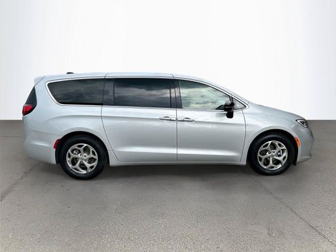 Used 2024 Chrysler Pacifica Limited FWD image 3